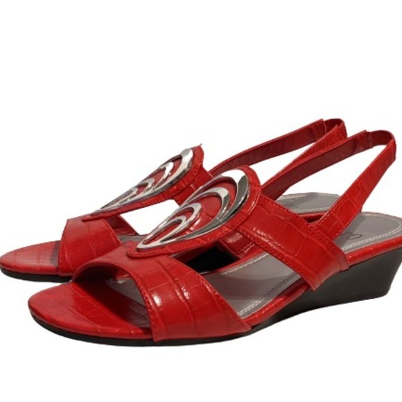 Impo Gilro Red Faux Leather Metal Detail Wedge Sandal Size 6 New without Box - Picture 1 of 8